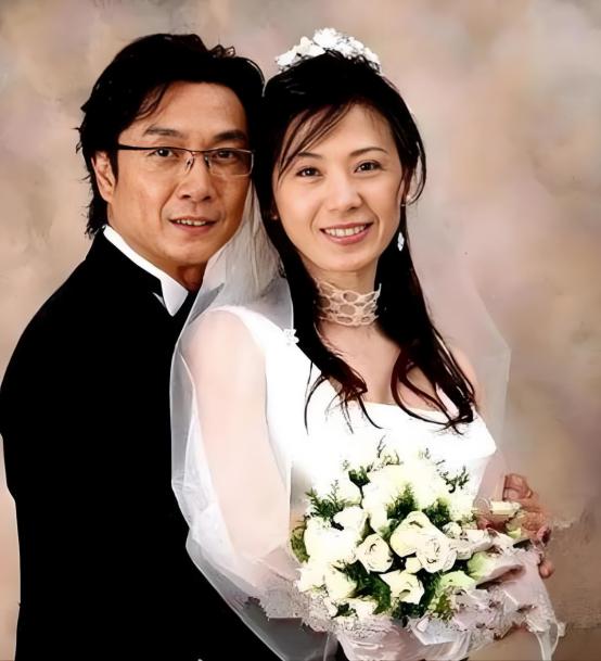 1992年，43岁的刘松仁在飞机上，看上了小他20岁的泰国空姐，于是，就