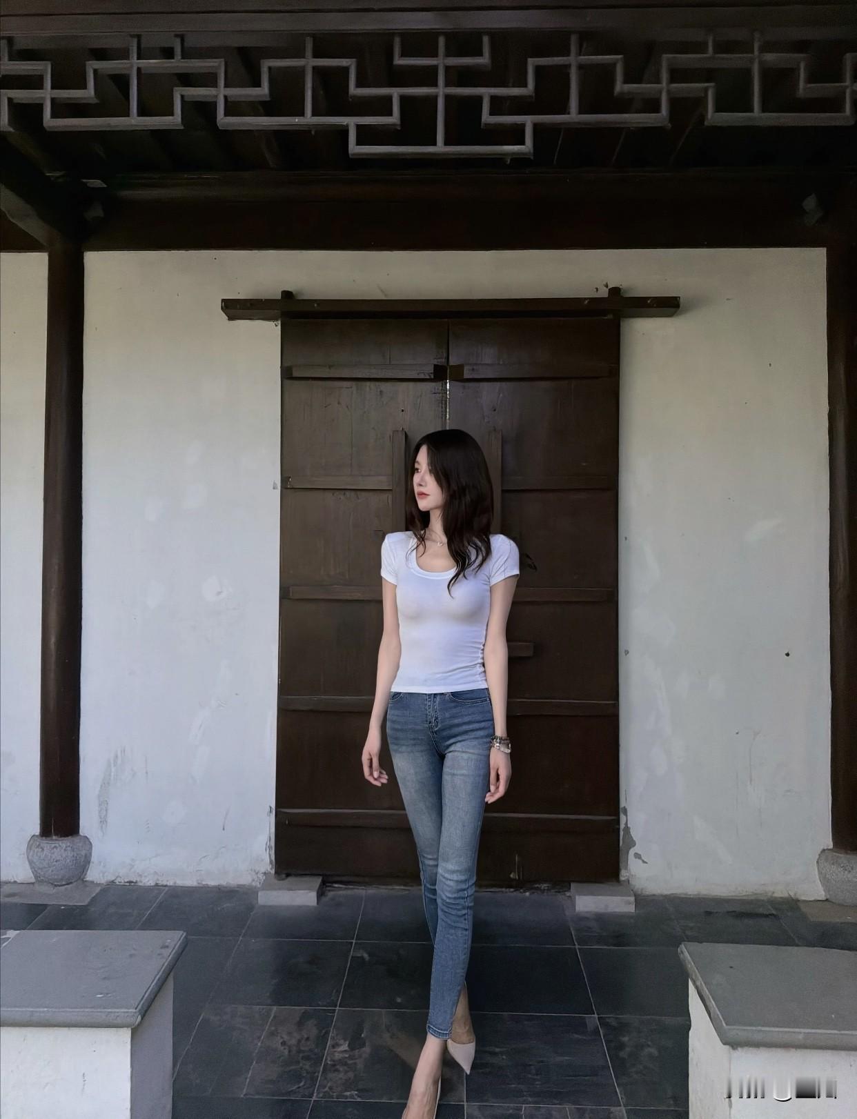 最美的女神得长啥样呢有独特的风格，无论是穿衣还是行事。