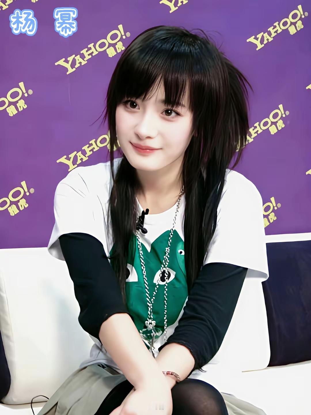 杨幂早期原来长这样！一头乌黑的长发，还有齐刘海，是当时潮流的发型。还有一张是在网