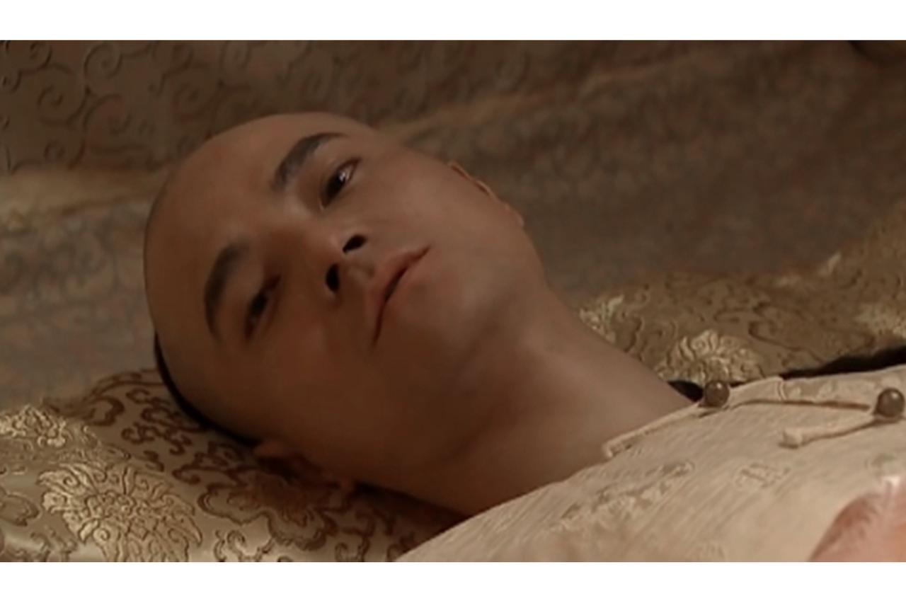 1881年，光绪在后宫闲逛忽见一宫女姿容秀丽，拉到没人处就临幸。不料，忙活半天