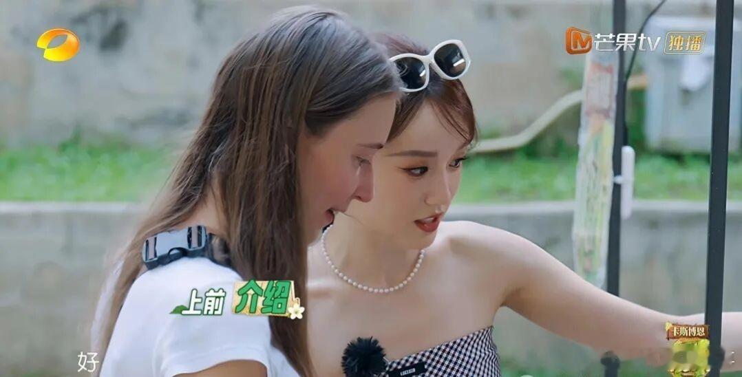 《中餐厅》抹胸配珍珠项链，张雅琪不像来干活的，像董事长夫人来体验生活