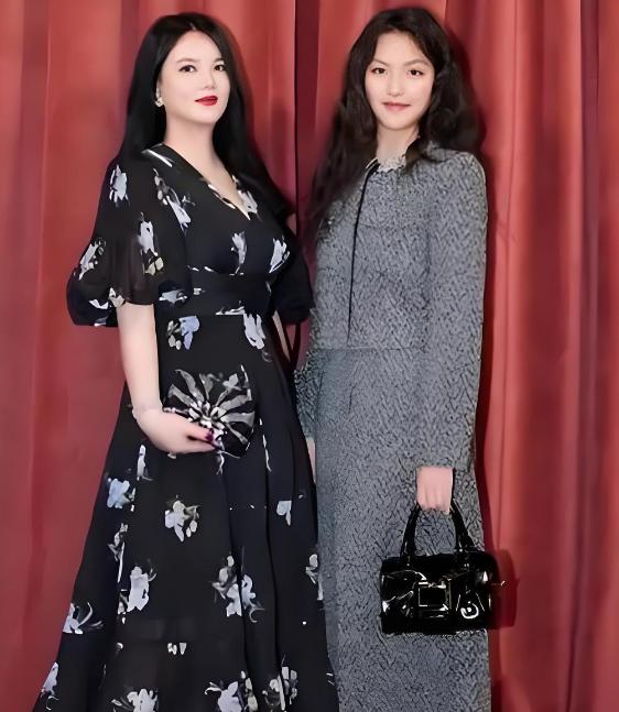 不得不说，李湘的表现欲实在是太强，暨上次在机场被人拍到“肉身成佛”后，如今索性带