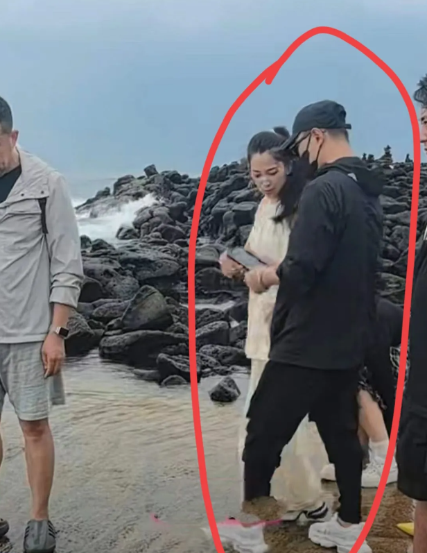 我宣布！比舞台硬汉更温柔的男人出现了！就是54岁的汪峰，不仅陪孩子当奶爸而且