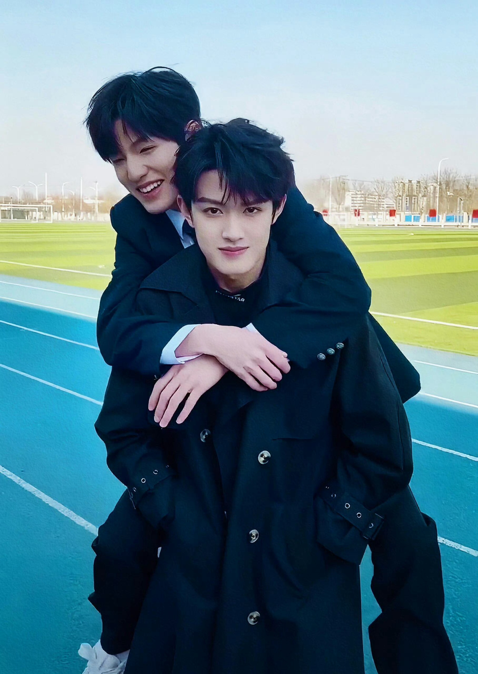 当代男团带娃图鉴：张泽禹张极完美演绎什么叫“疯得起来稳得住”。既能躺地上和节目组