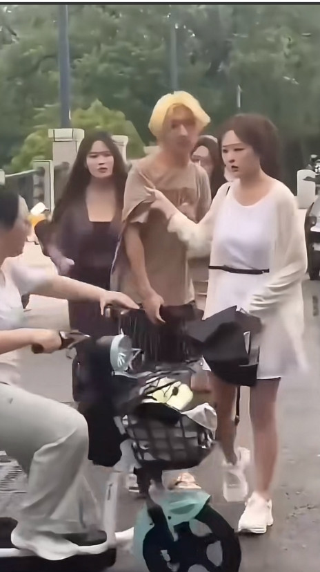 有人付出近百万彩礼还让对象跑了，这个黄毛却一下子找三个对象，而且个个长得都不错，