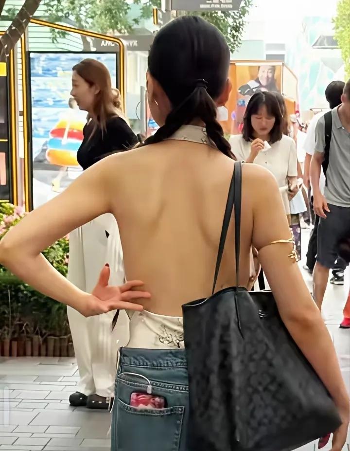 现在很多人都挺在意别人的眼光，不敢大胆展现自己。但这个女孩不一样，她大大方方露出