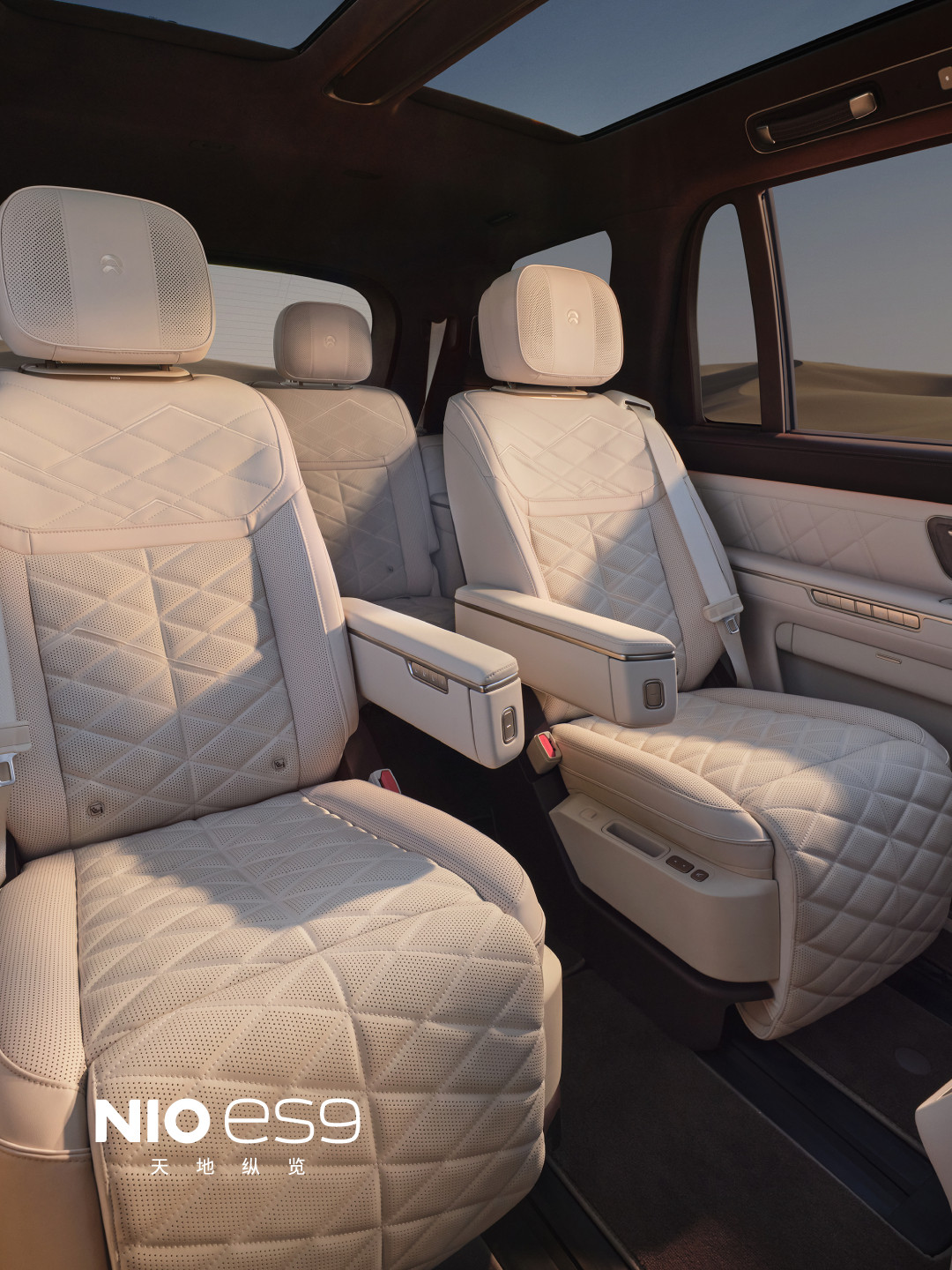 过道版or中岛版？这次蔚来也是吸取了教训，直接搬出两套东西给大家选了。我先说，必