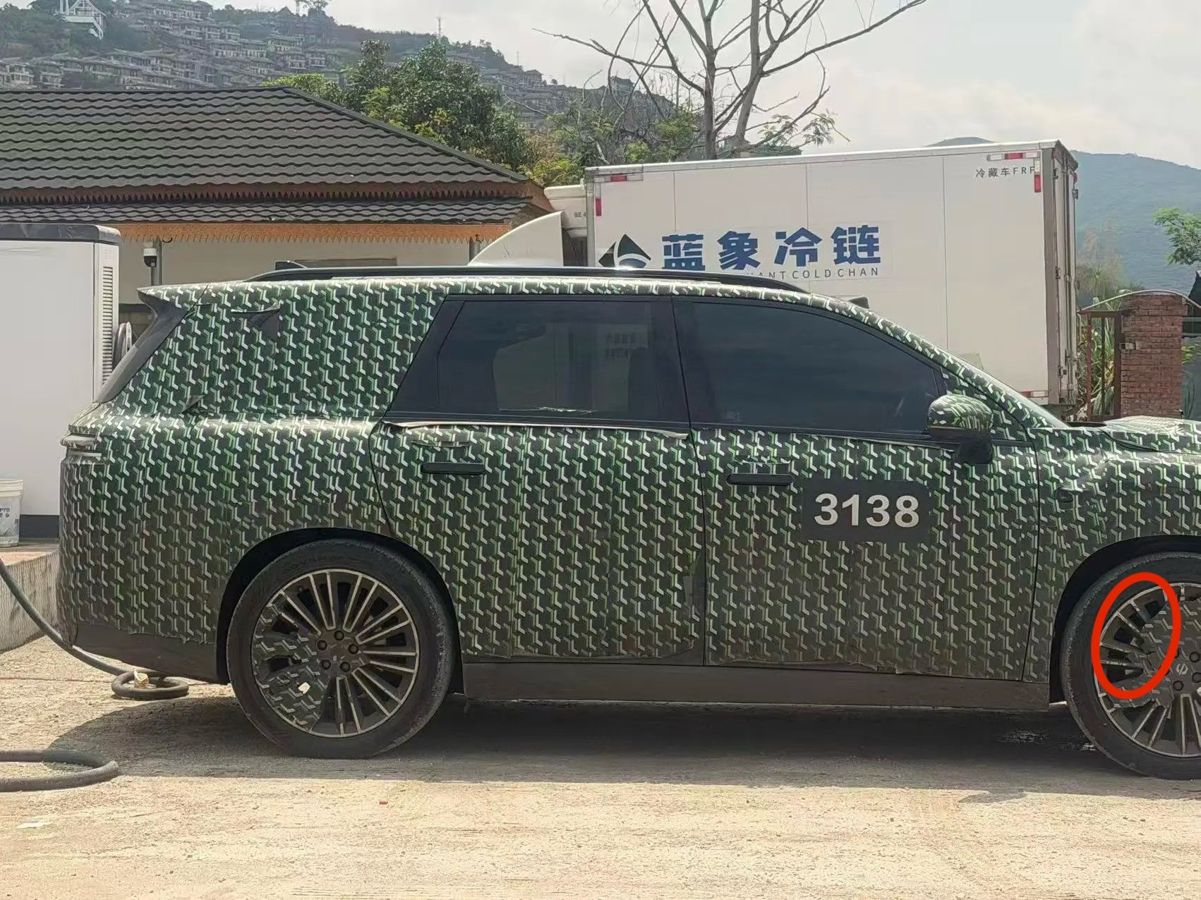 看看这个伪装车是不是后置卡钳？