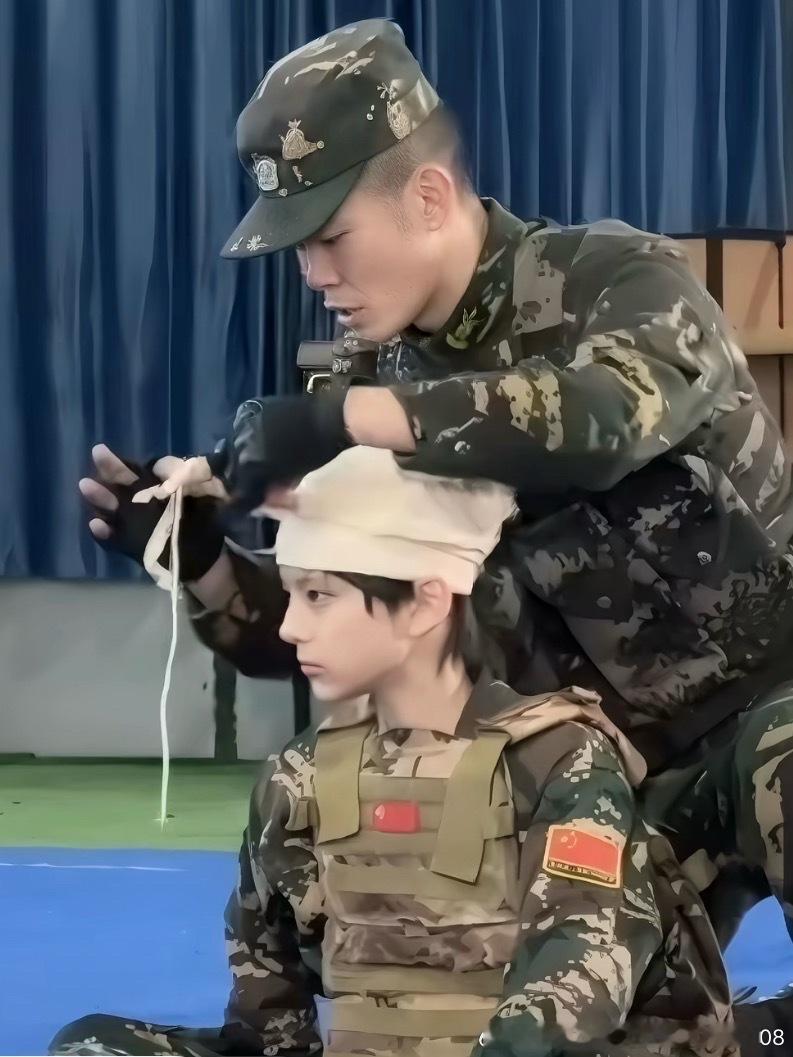 四代第一匍匐陆兵陈思罕我们四代第一匍匐兵咋这么萌呢这个四兵一我们罕儿要了！不追网