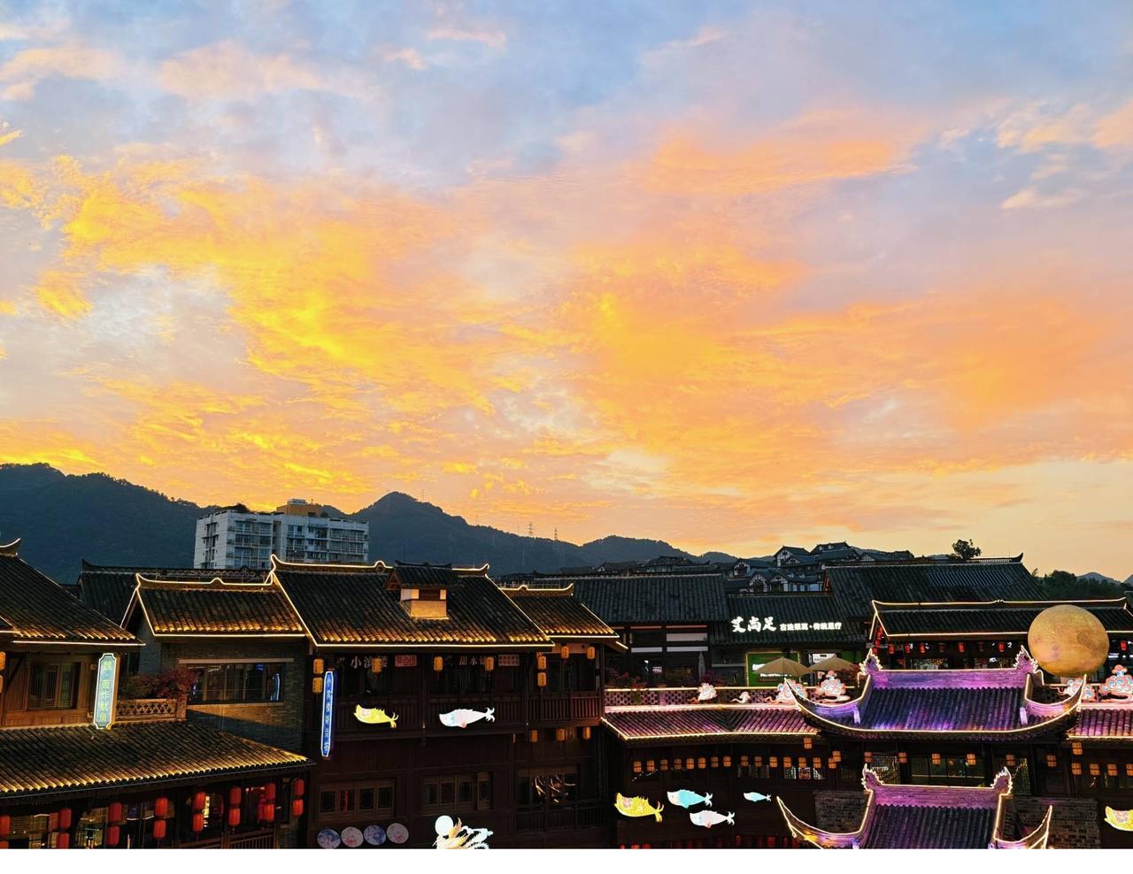 9月27日傍晚，重庆出现了史诗级晚霞，磁器口古镇的日落、蓝调夜景真的好好看啊！而