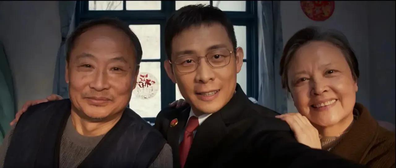 追剧《以法之名》觉得洪亮不会辞职到国企去拿高薪了。洪亮回到老家洪家村