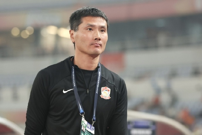 邵佳一李国旭参加国足新帅选聘据直播吧消息，尽管报名参加国足新帅选聘的教练员