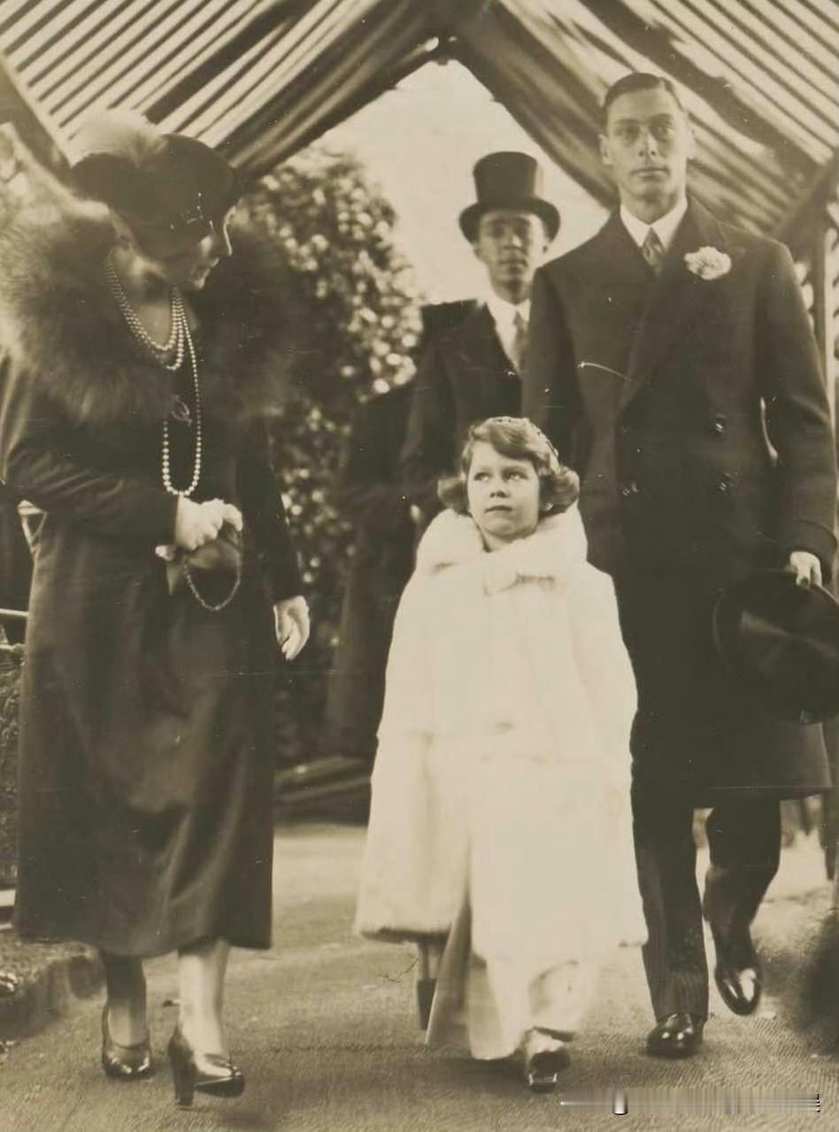 1931年，5岁的伊丽莎白公主陪父亲约克公爵出席活动！那时的伊丽莎白不是女王，