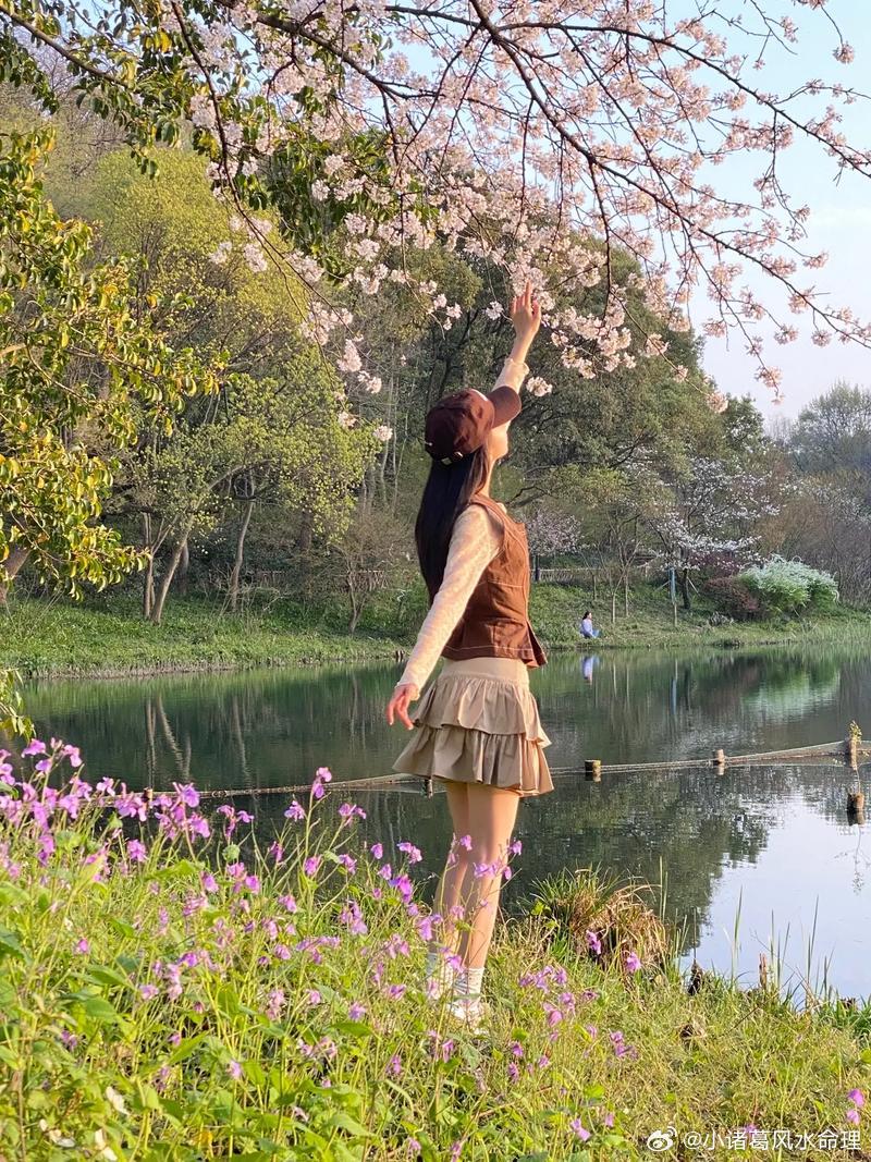 属鼠的贵人是什么属相属鼠的贵人是属牛人。在十二生肖当中，属鼠人和属牛人之间为六合