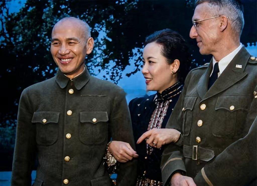 这两张合影，都是底气不足的表现！