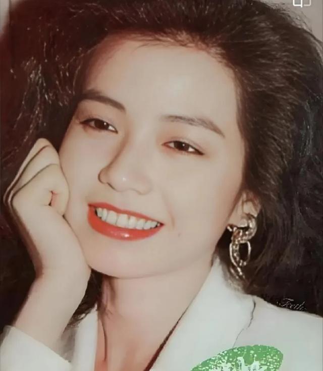 1983年，一个50岁的富商掏出一张100万的支票，色眯眯地对钟楚红说：“钟小姐
