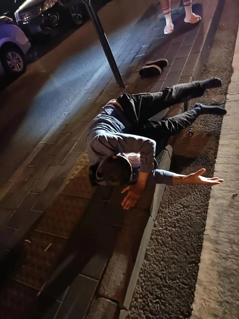 这回估计没脸见人了[无奈吐舌]11月22日，洛阳至宁波K168列车上，列车行至南阳