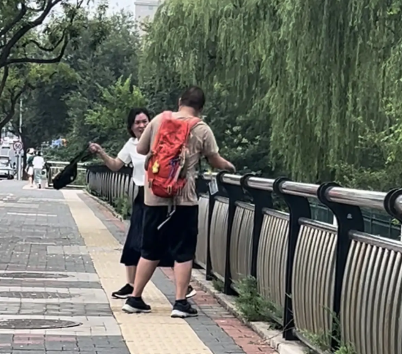 北京街头惊现疯狂打人一幕今天下午在北京玉渊潭公园西门附近，我目睹了一个中年女人
