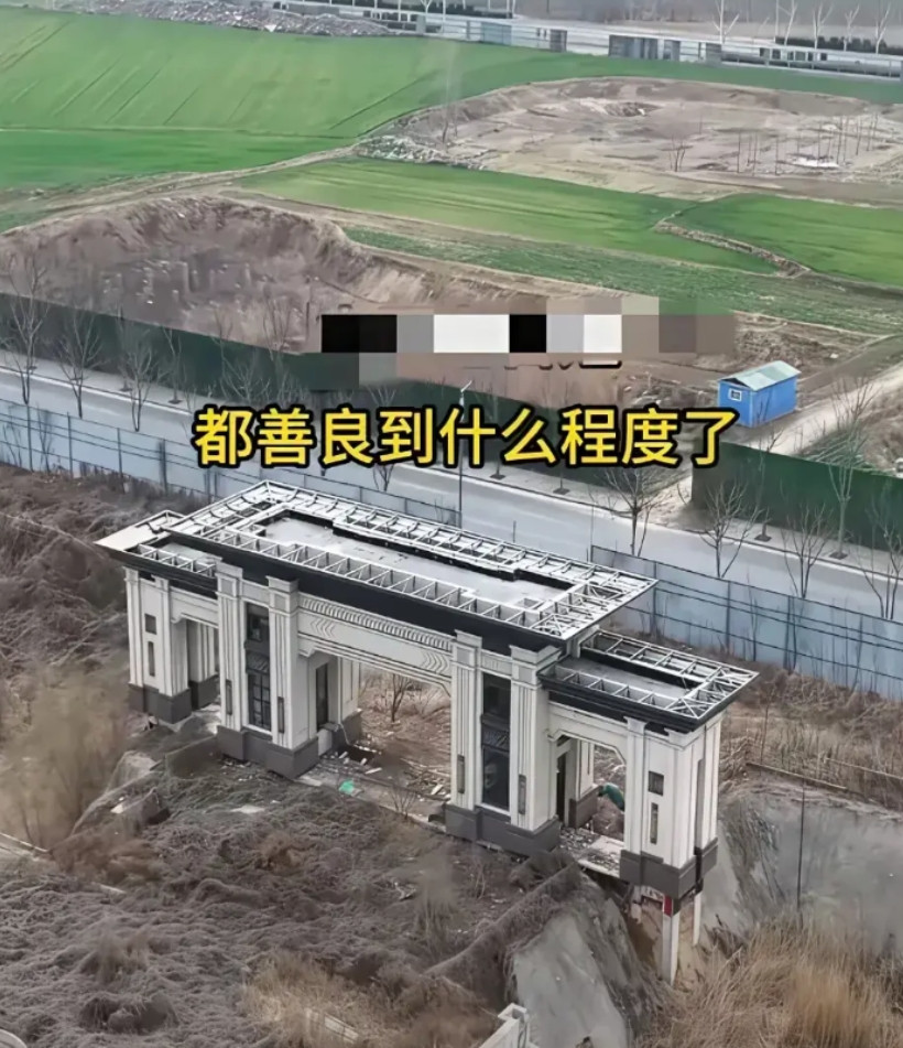 其实，大门的后面是有东西的。