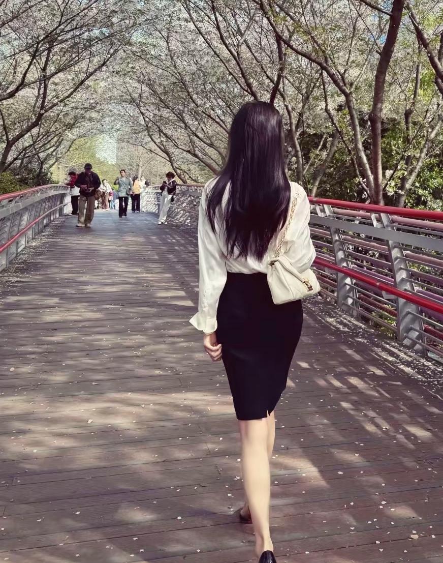 今日街拍，不愿意露脸的害羞大美女你喜欢吗？