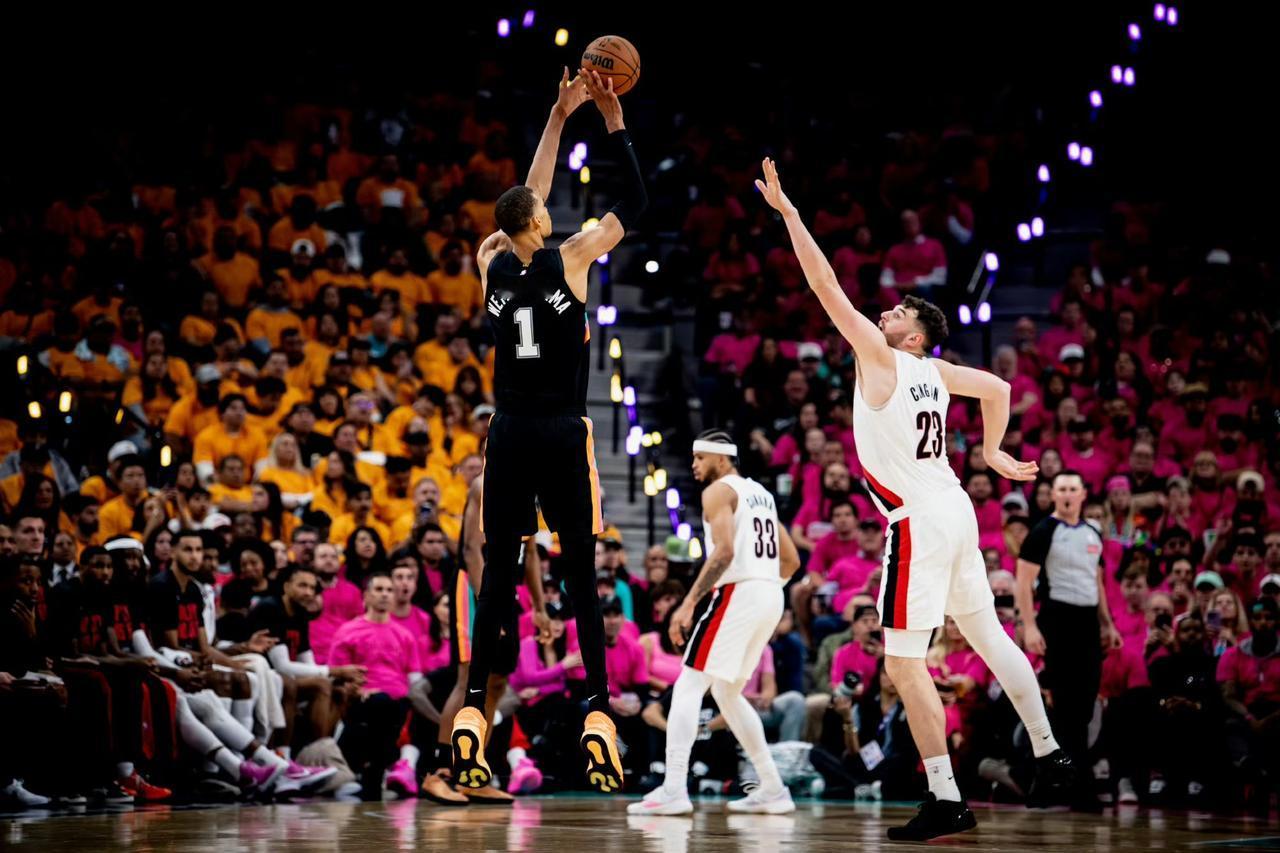 马刺轻松晋级，雷霆真的不稳雷霆横扫太阳之后，马刺6人上双114-95轻取开拓者