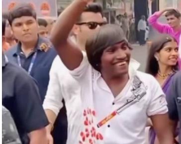 印度版贾斯汀·比伯走红网络印度选出了最帅的男人，名叫苏拉杰·查万。在印度，他