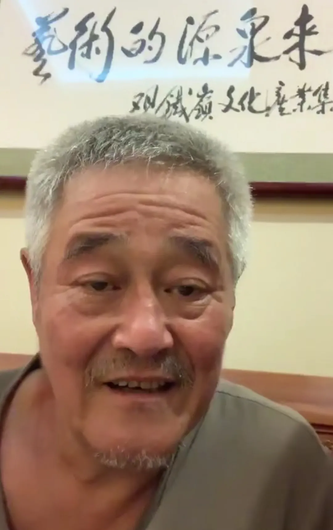 同样是悼念杨少华的挽联。相比来看，赵本山比郭德纲的更显心意。一个写“本山
