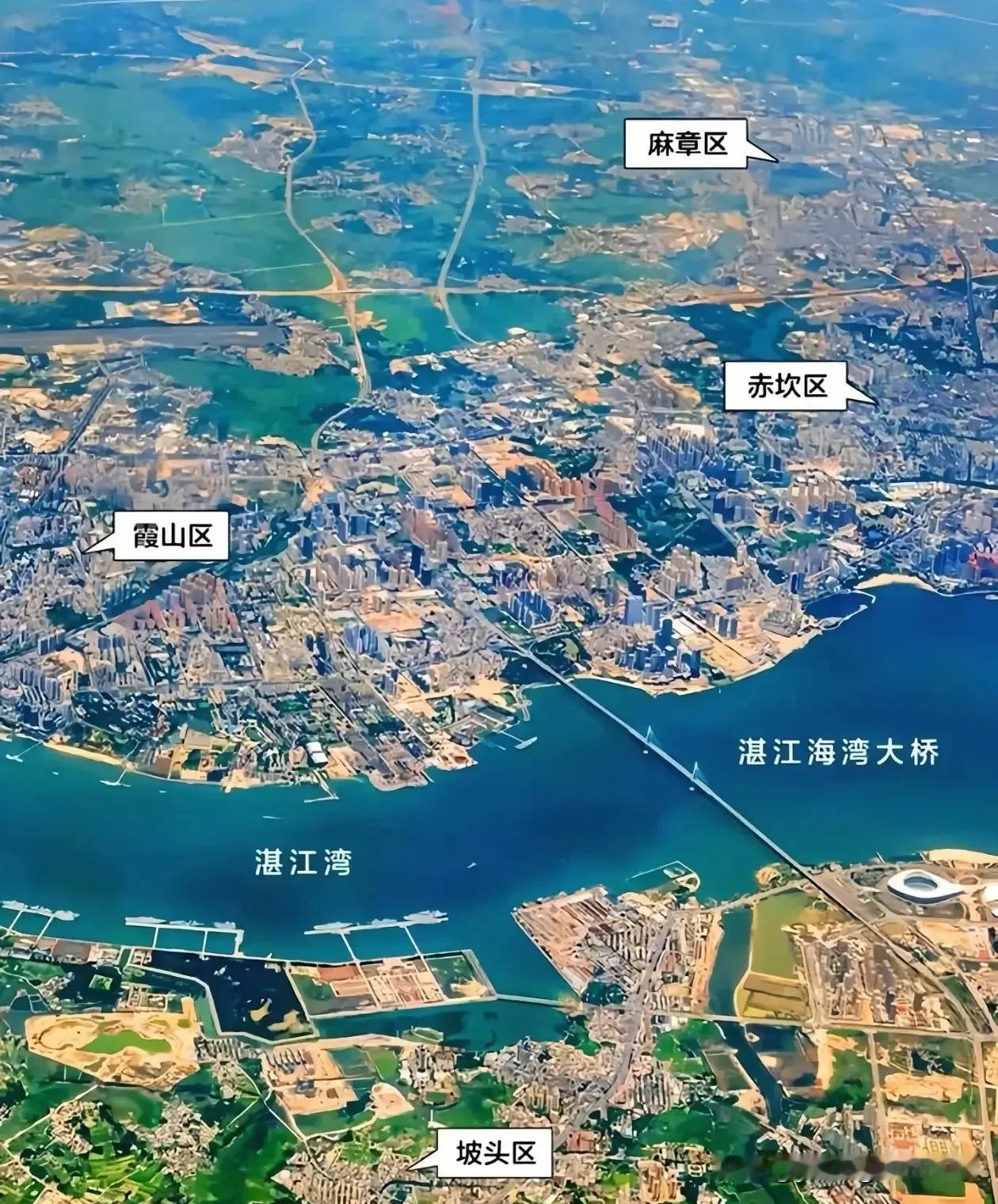 从高空视角下看到的湛江市区的分布图。湛江市区有麻章，坡头，霞山，赤坎4个区组成，