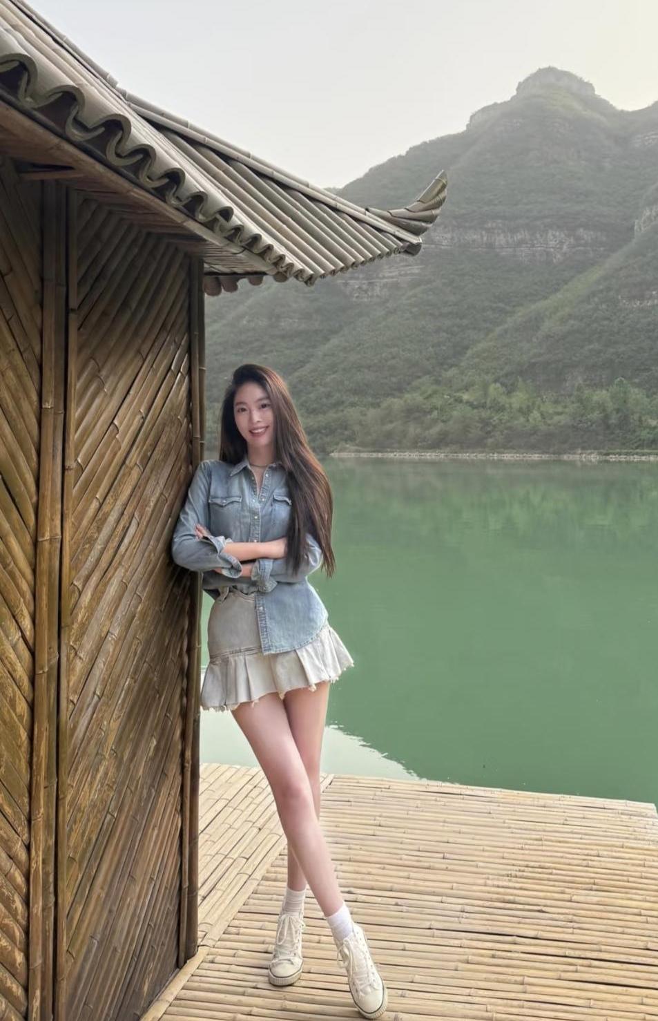 今日街拍，又长又白的美腿谁能不心动？