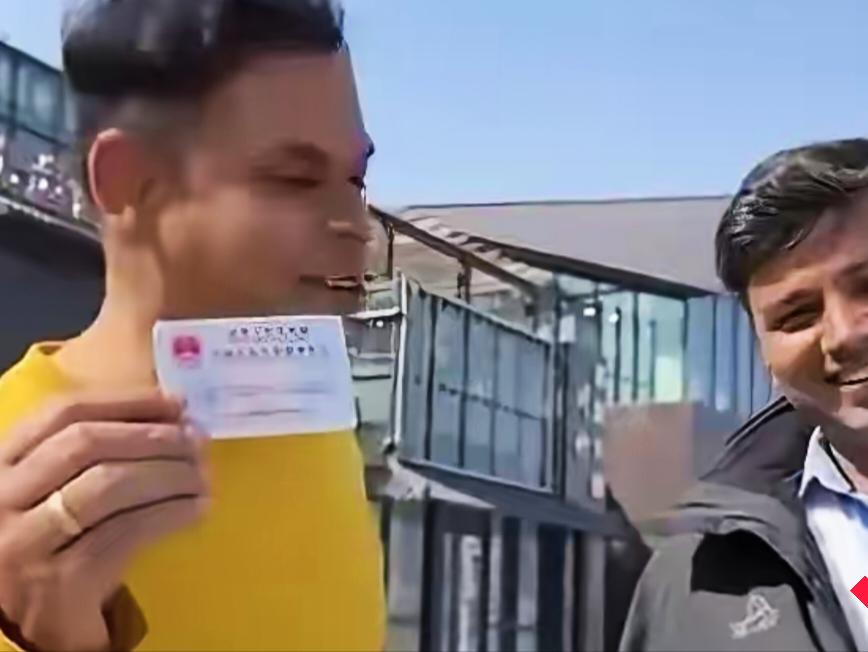 费尽千辛万苦拿到“绿卡”，本该是件值得庆贺的事，可这位印度老兄的操作，简直让人开