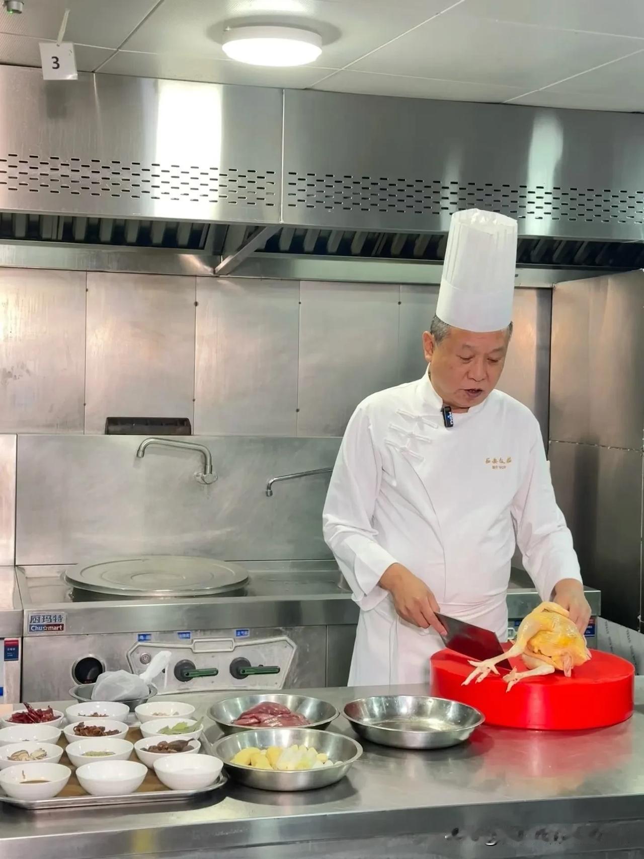 虽然被曝厨师往锅里吐口水餐馆已停业，但已经上桌的菜回锅加热，厨子向锅里吐口水确是