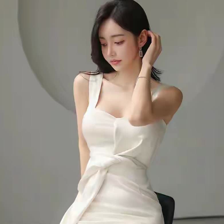 孙允珠气质波浪卷发配白裙女人味“好浓”