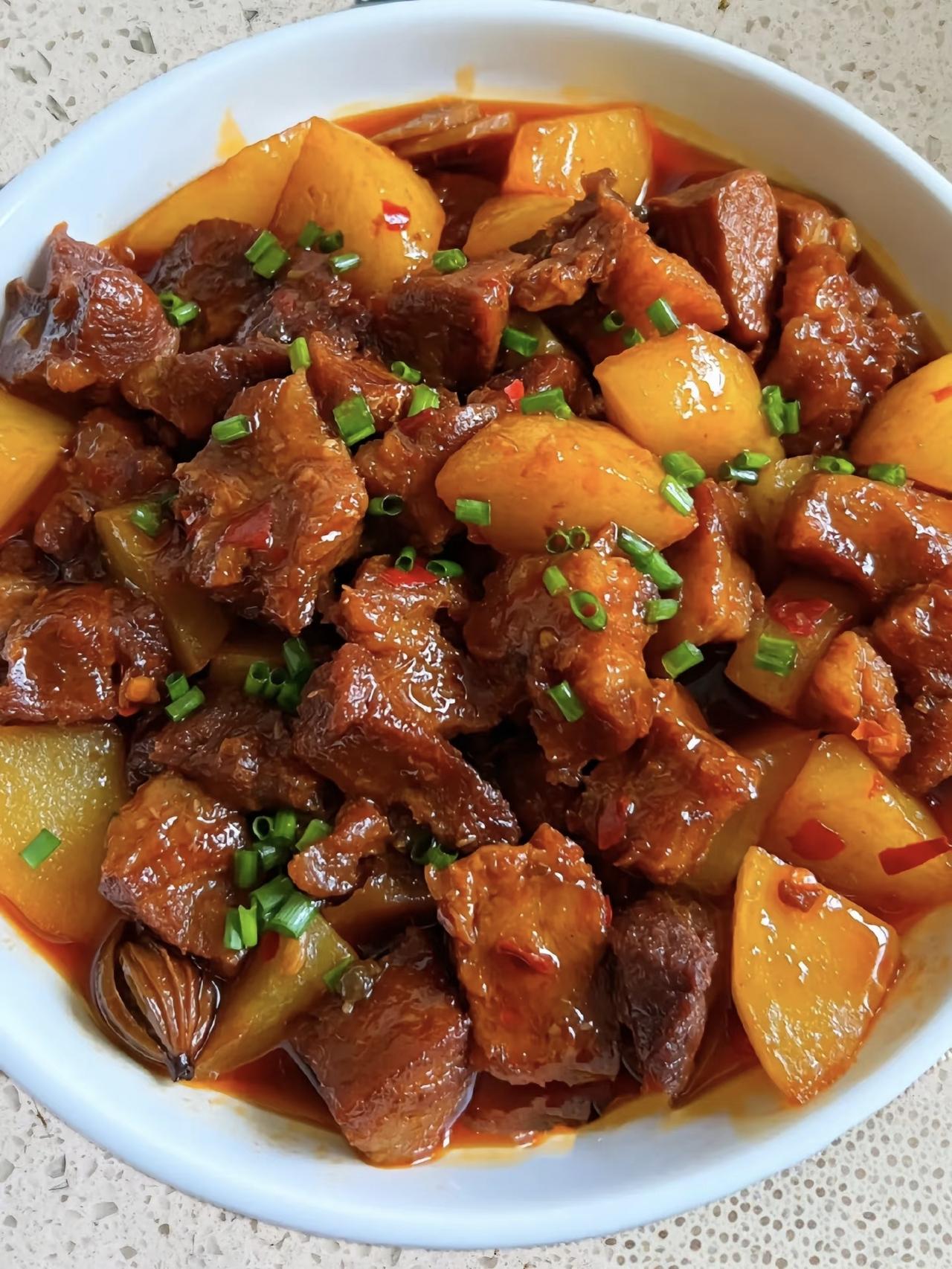 今天买了2斤牛肉，想着好长时间没吃土豆酱牛肉了，专门去市场买了回来，我选的是牛肋