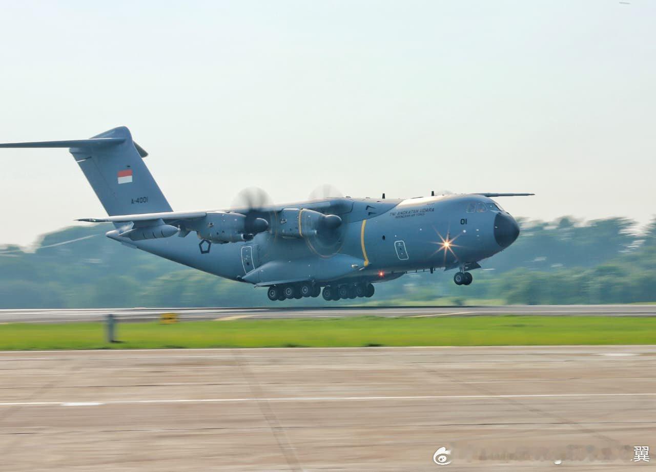 11月3日星期一，印尼空军首架空客A400M/MRTT运输机抵达哈利姆·珀达纳库