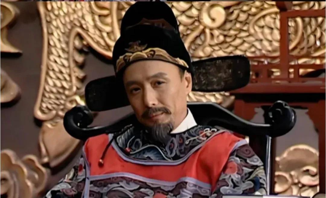 在明朝，进士晋升有两条路线，一是久居中央，从翰林跻身内阁；二是外放地方，逐步成为