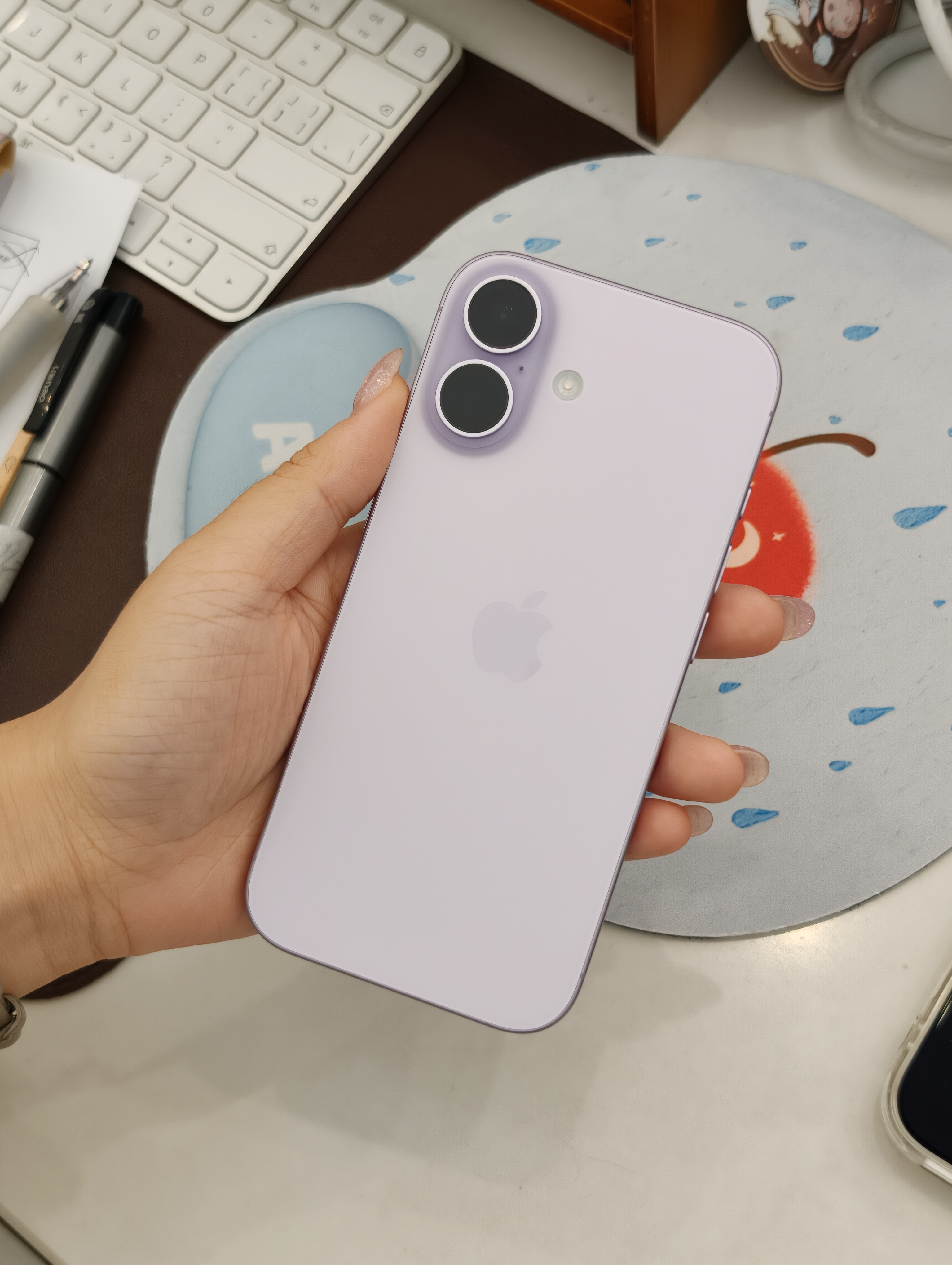 笑麻了，iPhone17用了快一年却升值了？去年iPhone17刚发布不久我就入手了，因为感觉性价比