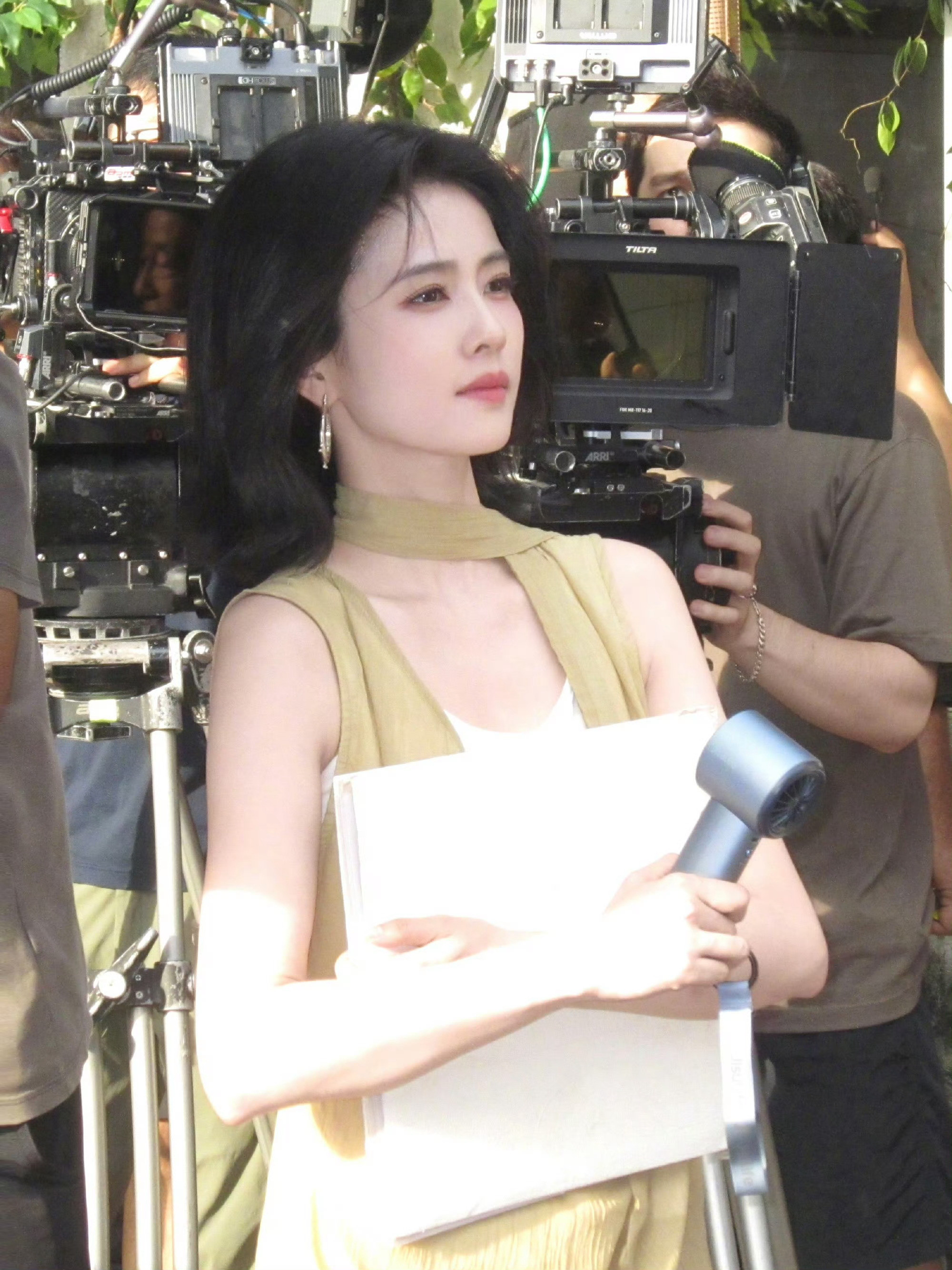 恭喜白鹿的开到荼蘼杀青看演员列表才知道只有白鹿有艺名[笑着哭]只有白鹿有艺名只有白