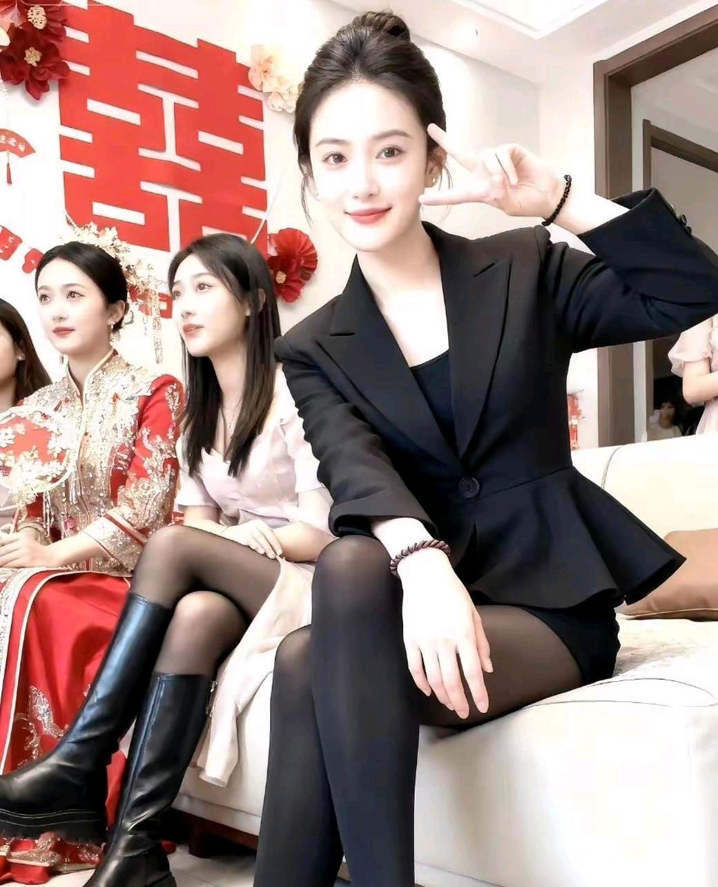不是，这闺蜜是来砸场子的吧？人家新娘大婚，大红，很喜庆闺蜜却穿着大黑+黑丝？