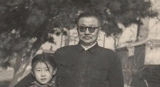 1941年深秋，陕北延安的夜风凛冽，李克农秘密见了一位普通的中学老师。这次会面后