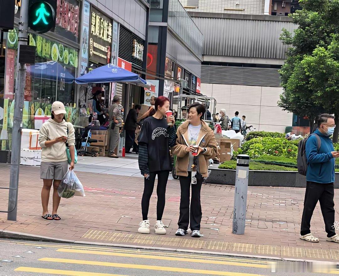 果然在香港街头碰到明星的几率很大，居然是蔡少芬和陈法蓉。