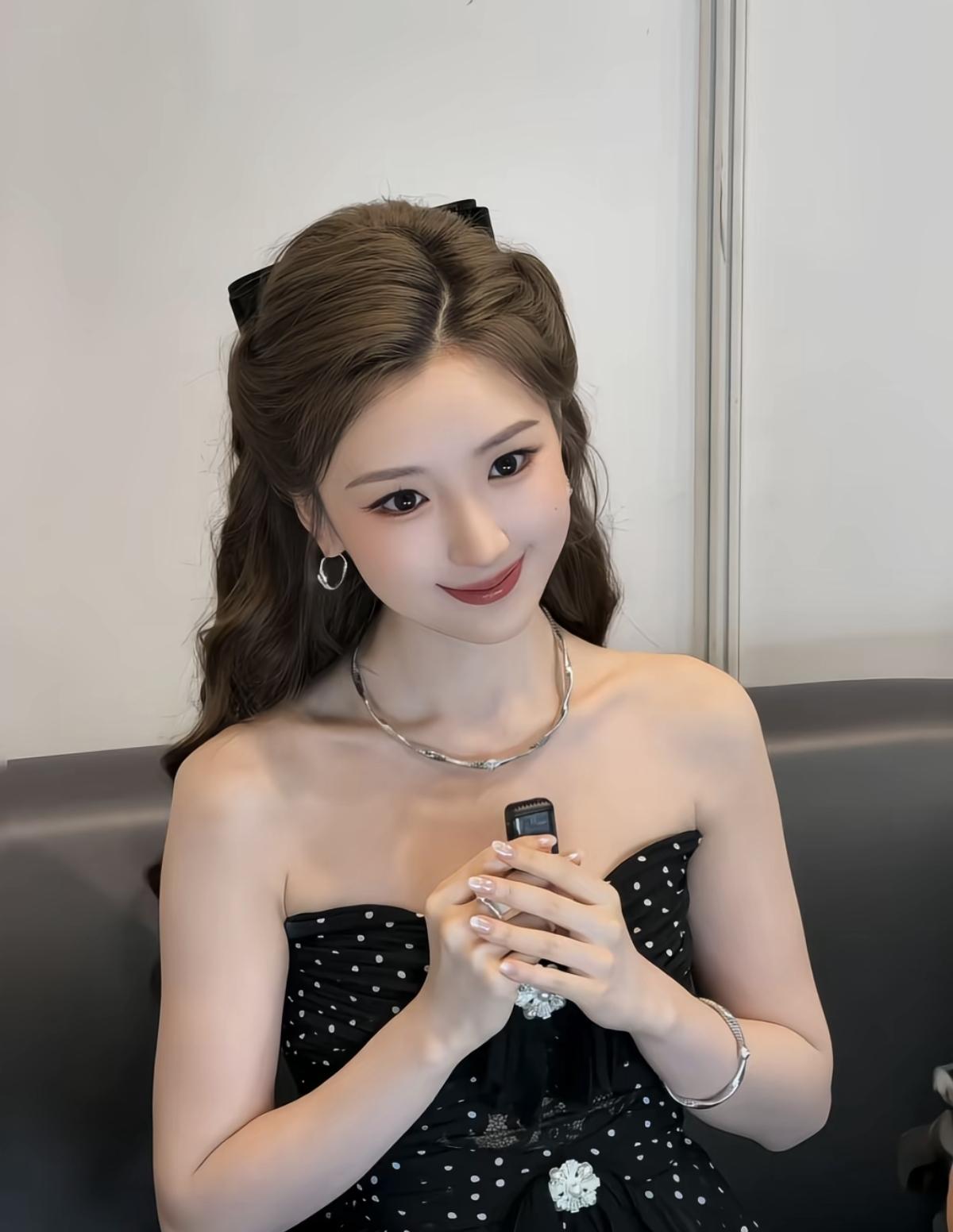 毛晓彤这套抹胸波点礼服，完美复刻经典赫本气质[比心]娱乐明星