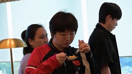 太搞笑了！横滨晚宴王楚钦双手插兜没有一样能吃，蒯曼是左右开弓样样都好吃。宴会现