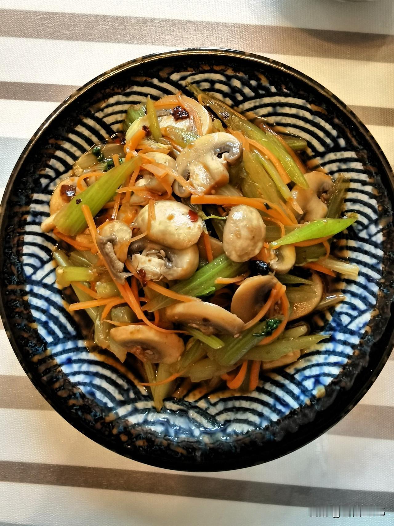 昨日中餐随手一拍：香煎鲳鱼，外酥里嫩；凉拌蘑菇芹菜胡萝卜，清爽解腻。昨天中午