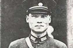 顾祝同执行军务，路过家乡，偶然想起结发妻子，于是回家去看望，谁知进门见妻子肚皮鼓