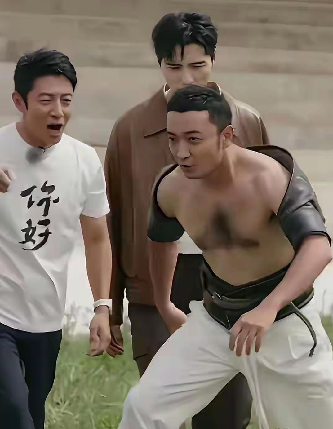 尼格买提脱西装的瞬间，小撒的表情比谁都懂！滤镜碎得稀碎😂谁能想到，平时在