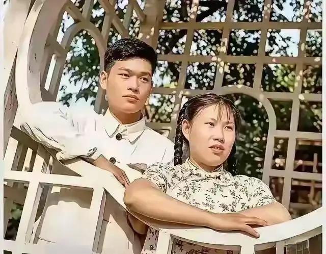 1960年的夏天，许世友将军的长子许光与妻子杨定春在山东青岛的留影，非常珍贵的老