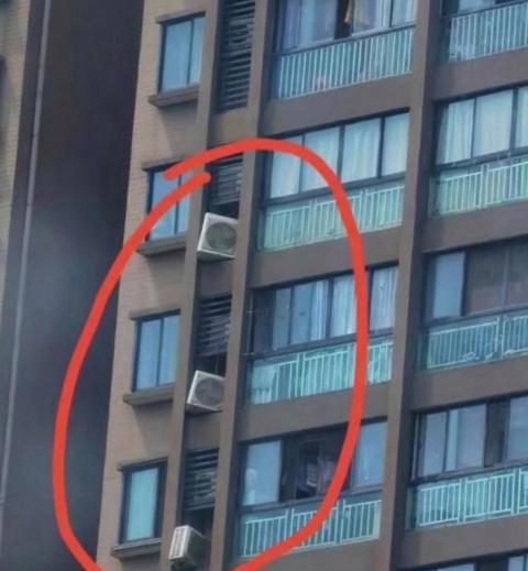吉林15岁女学生趁父母不在家，邀请同龄小男友来家里玩。没想到，半夜女生父亲突然回