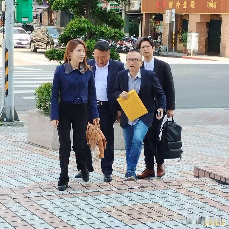 赴国民党部讨论蓝白合民众党秘书长周榆修：全民调决定人选民众党秘书长周榆修今