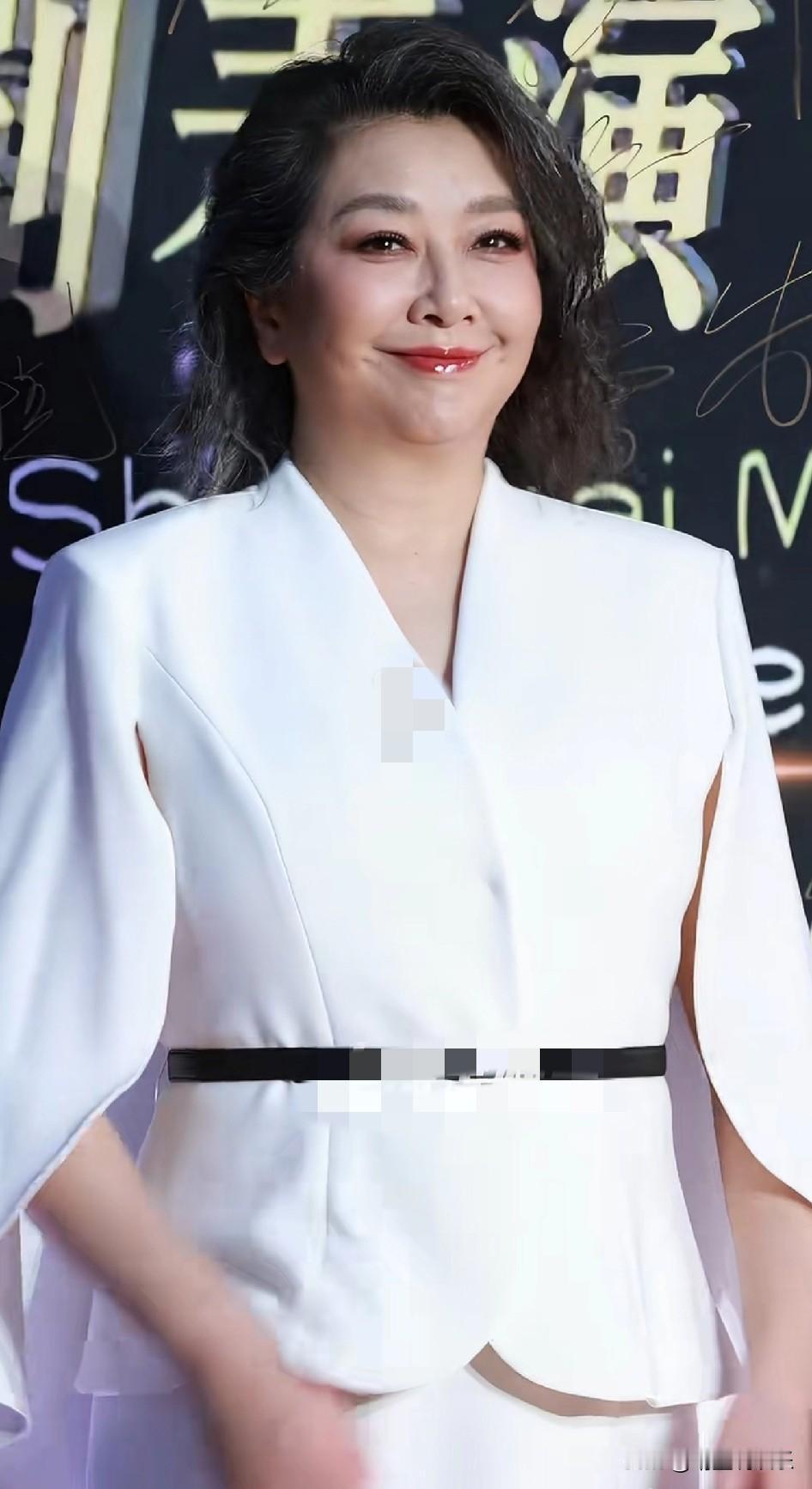 岁月真是把锋利的杀猪刀，曾经的女神如今发福老态到我不敢认了。就算浓妆艳抹也找