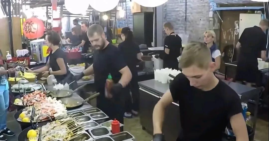 “颠勺”技术泄露了[捂脸哭]老外也开始摆摊了炒面，烧烤...这是把我们